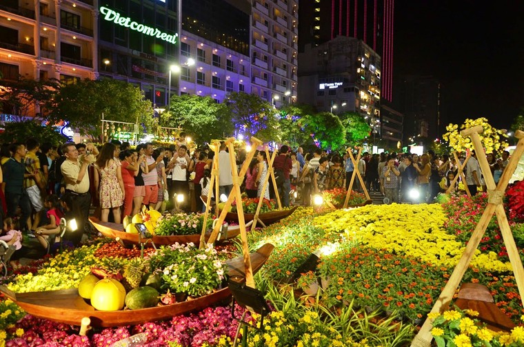 Anh: Bien nguoi chen kin duong hoa Nguyen Hue dem can Tet-Hinh-4